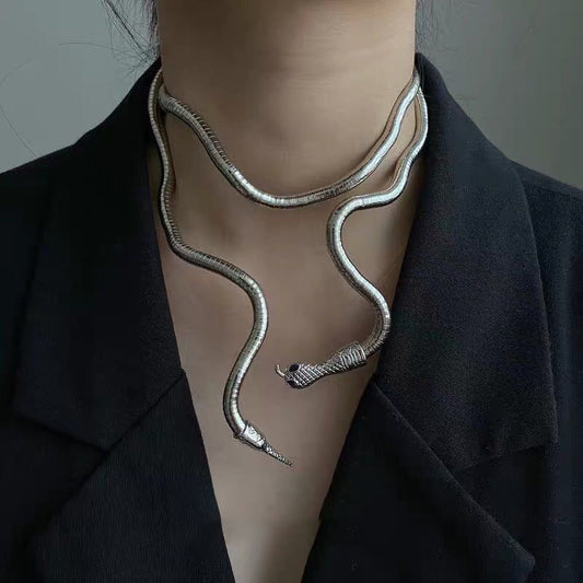 A snake bone collar that can be adjusted at will