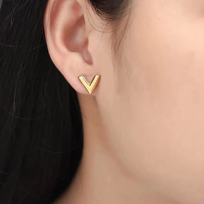 Golden V studs earrings